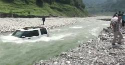 Man drove SUV into river to save wash fee!